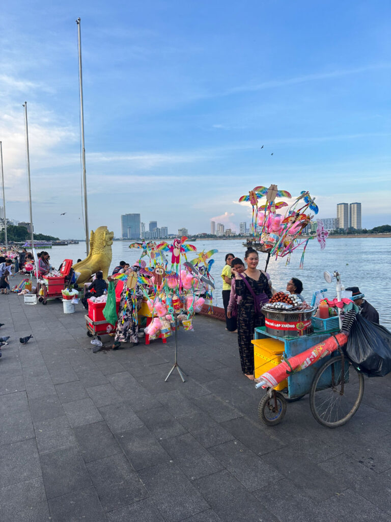 Cambogia - Phnom Penh - Lungo Fiume